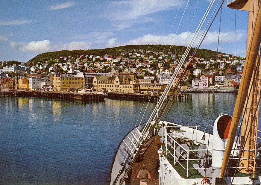 Hurtigruta nærmer seg kaia